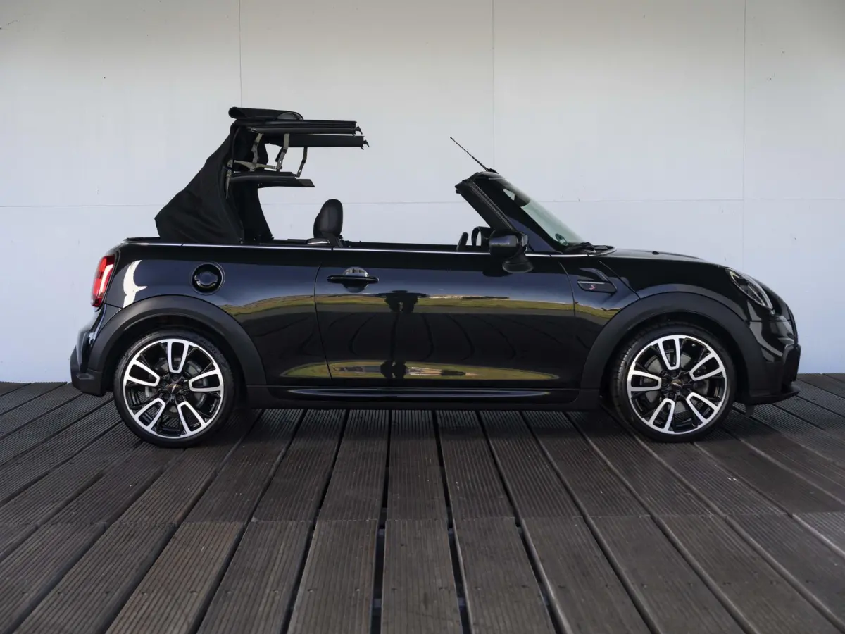 S Aut. John Cooper Works | Comfort Access | Stoelverwarming | 18" JCW Circuit Spoke RFT |