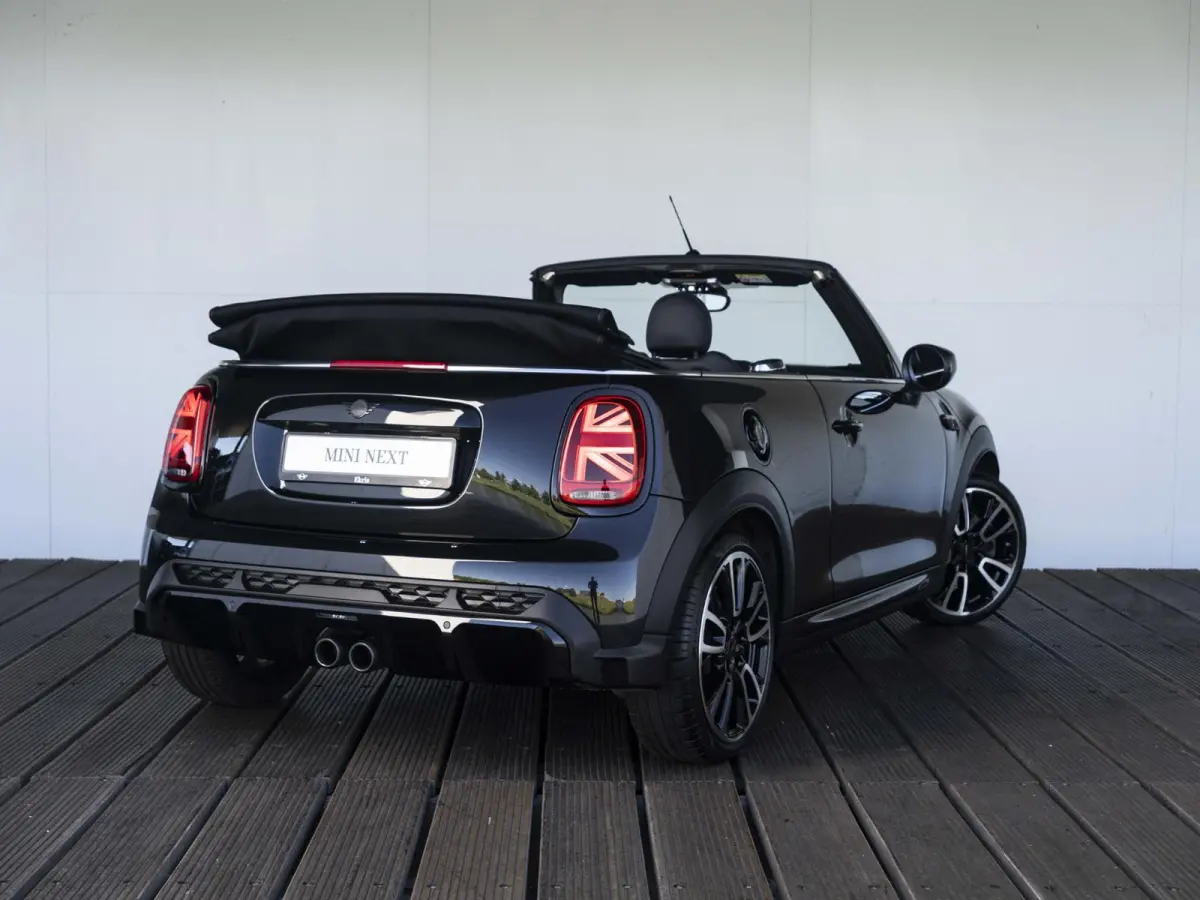 S Aut. John Cooper Works | Comfort Access | Stoelverwarming | 18" JCW Circuit Spoke RFT |