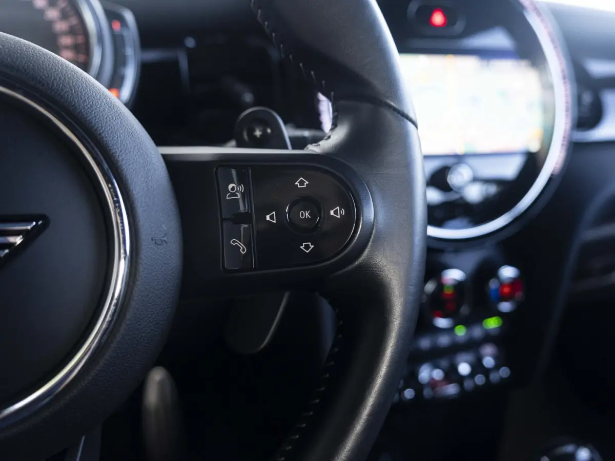 S Aut. John Cooper Works | Comfort Access | Stoelverwarming | 18" JCW Circuit Spoke RFT |