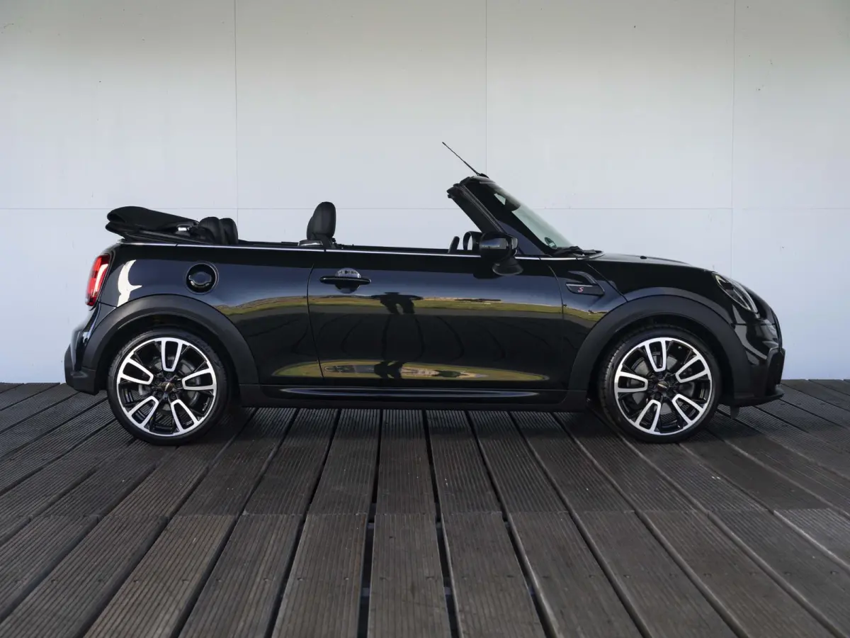 S Aut. John Cooper Works | Comfort Access | Stoelverwarming | 18" JCW Circuit Spoke RFT |
