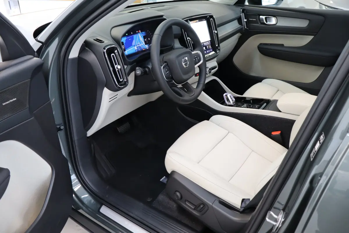 2.0 B4 Plus Dark | Achterbank verwarmd | All seasonbanden | Apple Carplay/Android Auto|telefoonintegratie premium