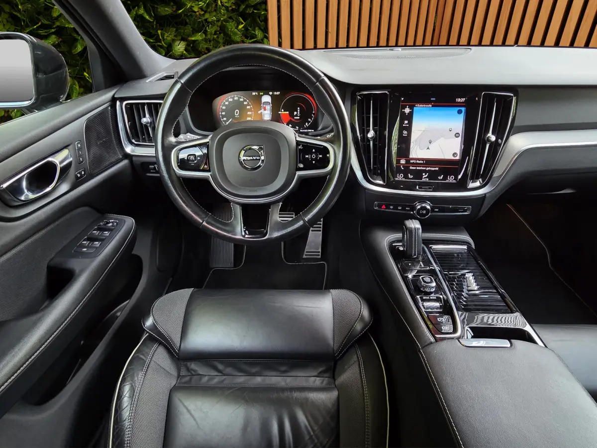 2.0 T6 Recharge AWD R-Design | Styling Kit | Camera | Adaptive Cruise | BLIS | Memory