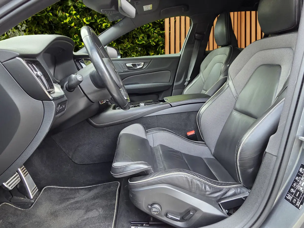2.0 T6 Recharge AWD R-Design | Styling Kit | Camera | Adaptive Cruise | BLIS | Memory