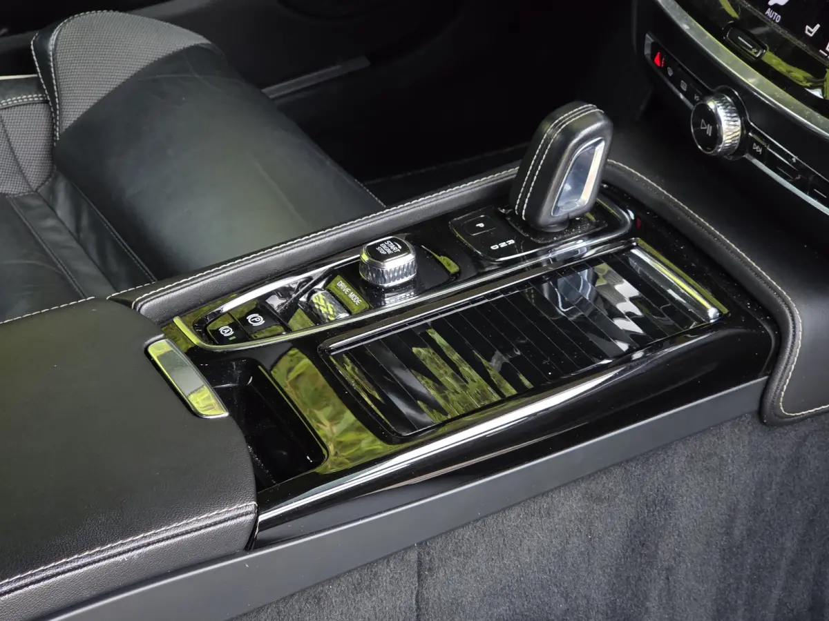2.0 T6 Recharge AWD R-Design | Styling Kit | Camera | Adaptive Cruise | BLIS | Memory