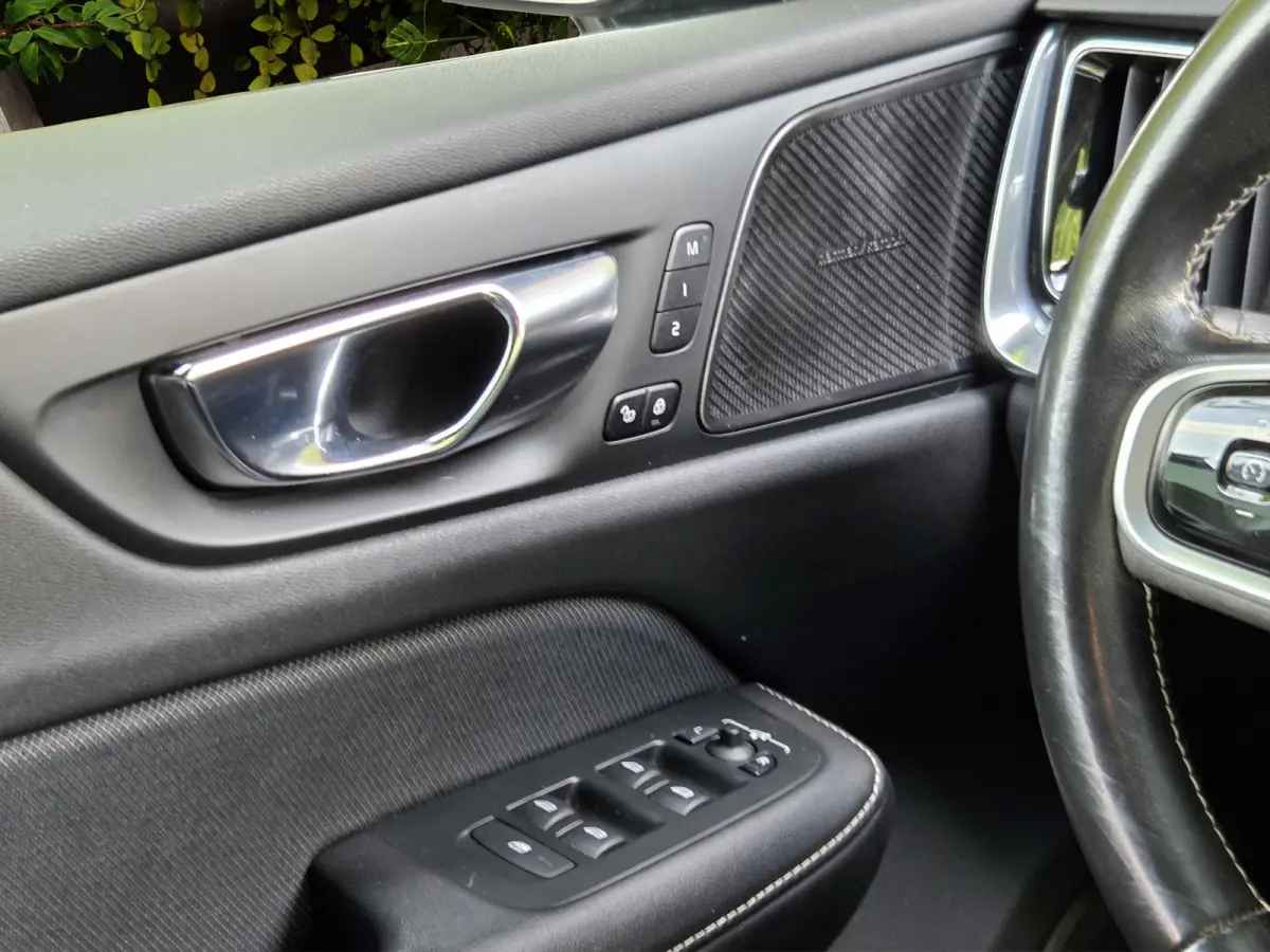 2.0 T6 Recharge AWD R-Design | Styling Kit | Camera | Adaptive Cruise | BLIS | Memory