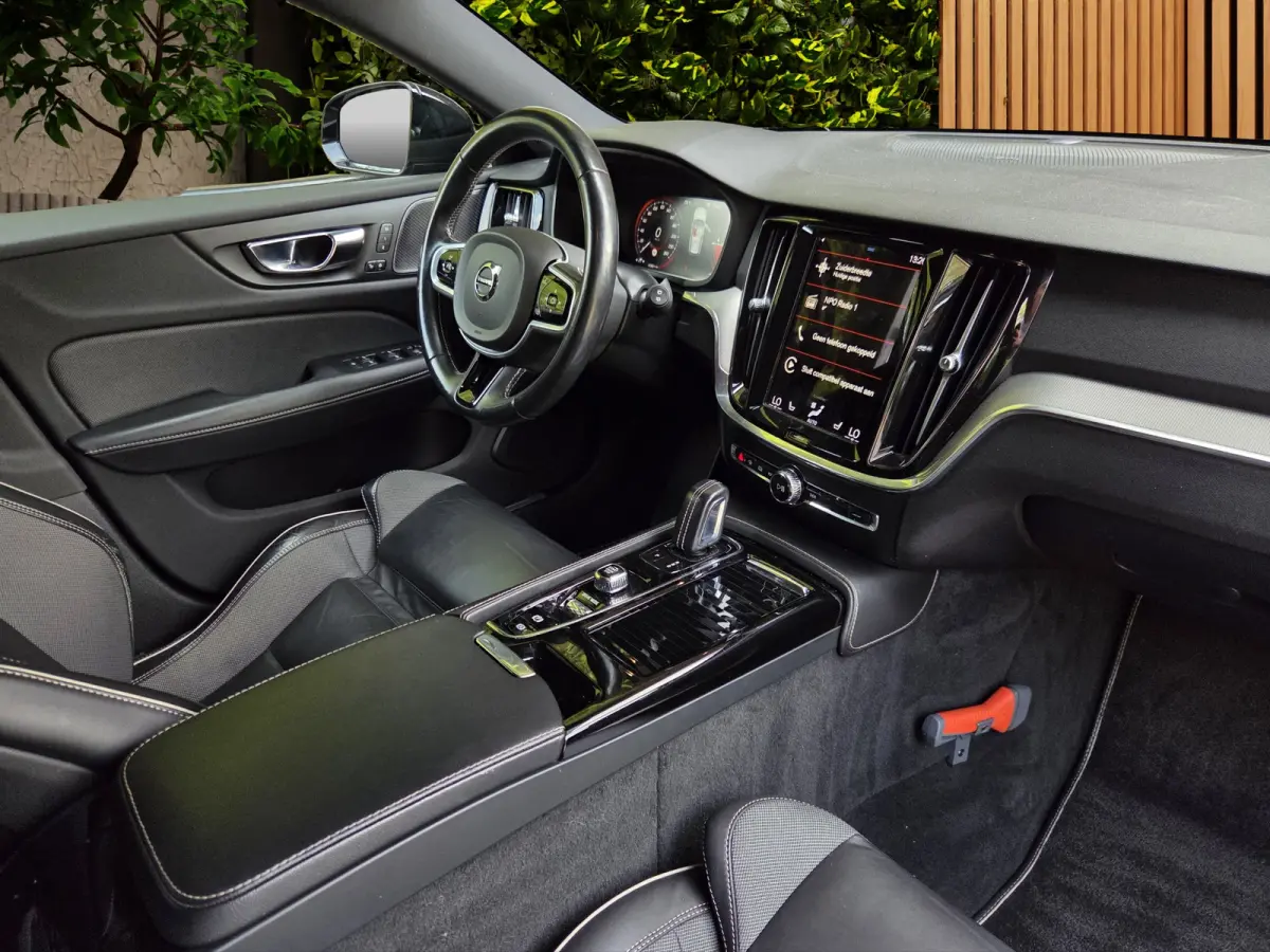 2.0 T6 Recharge AWD R-Design | Styling Kit | Camera | Adaptive Cruise | BLIS | Memory