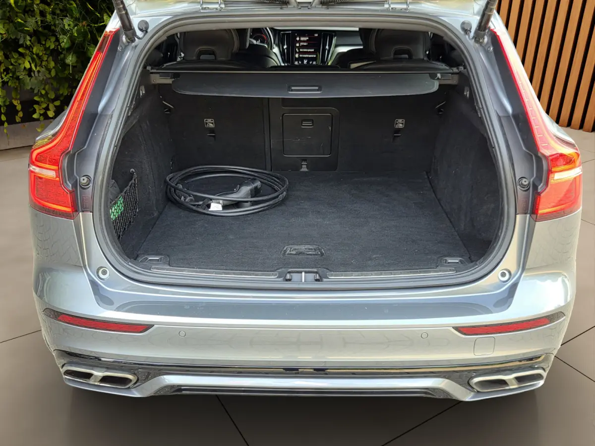 2.0 T6 Recharge AWD R-Design | Styling Kit | Camera | Adaptive Cruise | BLIS | Memory