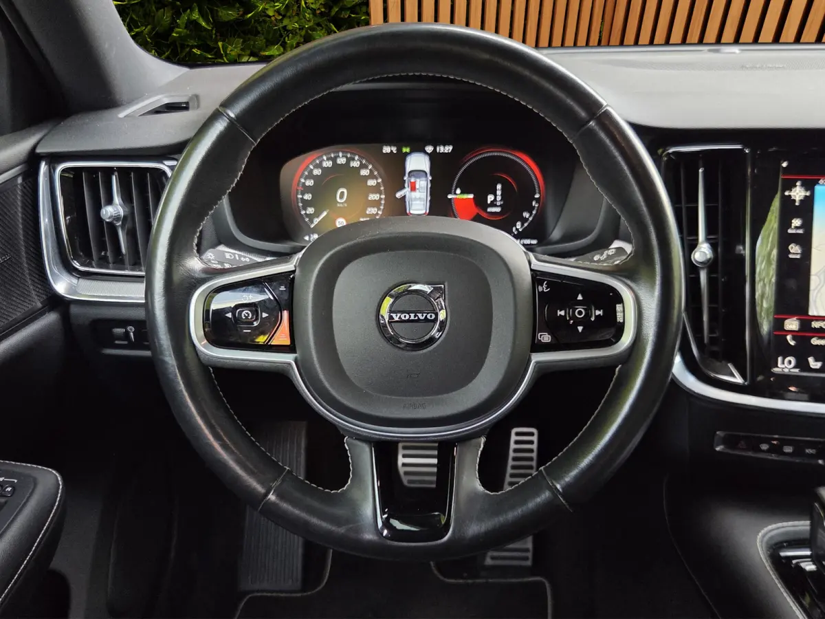 2.0 T6 Recharge AWD R-Design | Styling Kit | Camera | Adaptive Cruise | BLIS | Memory