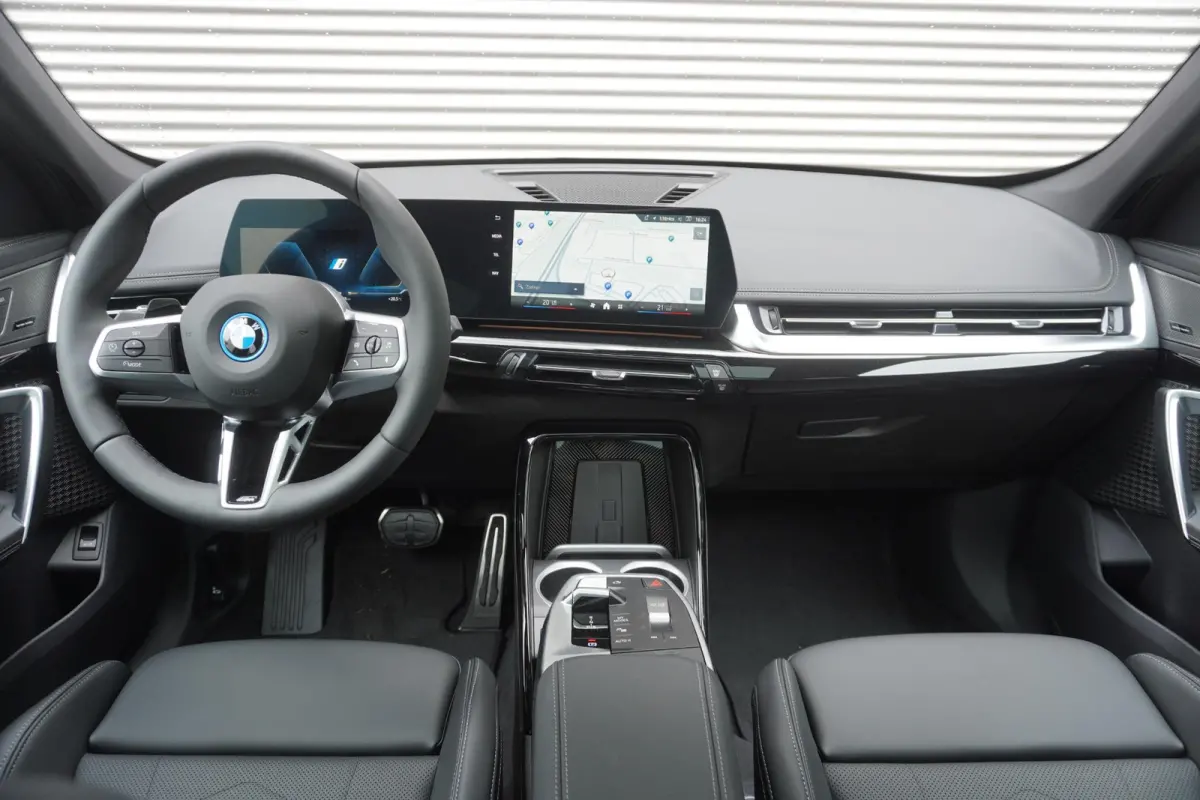 eDrive20 M Sportpakket | Premium Pack | Trekhaak met elektrisch wegklapbare kogel | Glazen panoramadak | Harman-Kardon sound system | Comfort Access |