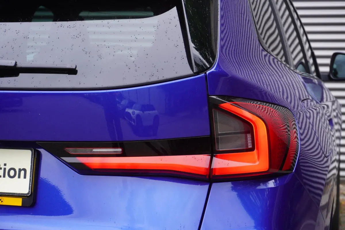 eDrive20 M Sportpakket | Premium Pack | Trekhaak met elektrisch wegklapbare kogel | Glazen panoramadak | Harman-Kardon sound system | Comfort Access |