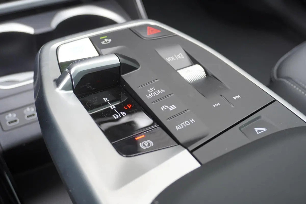 eDrive20 M Sportpakket | Premium Pack | Trekhaak met elektrisch wegklapbare kogel | Glazen panoramadak | Harman-Kardon sound system | Comfort Access |