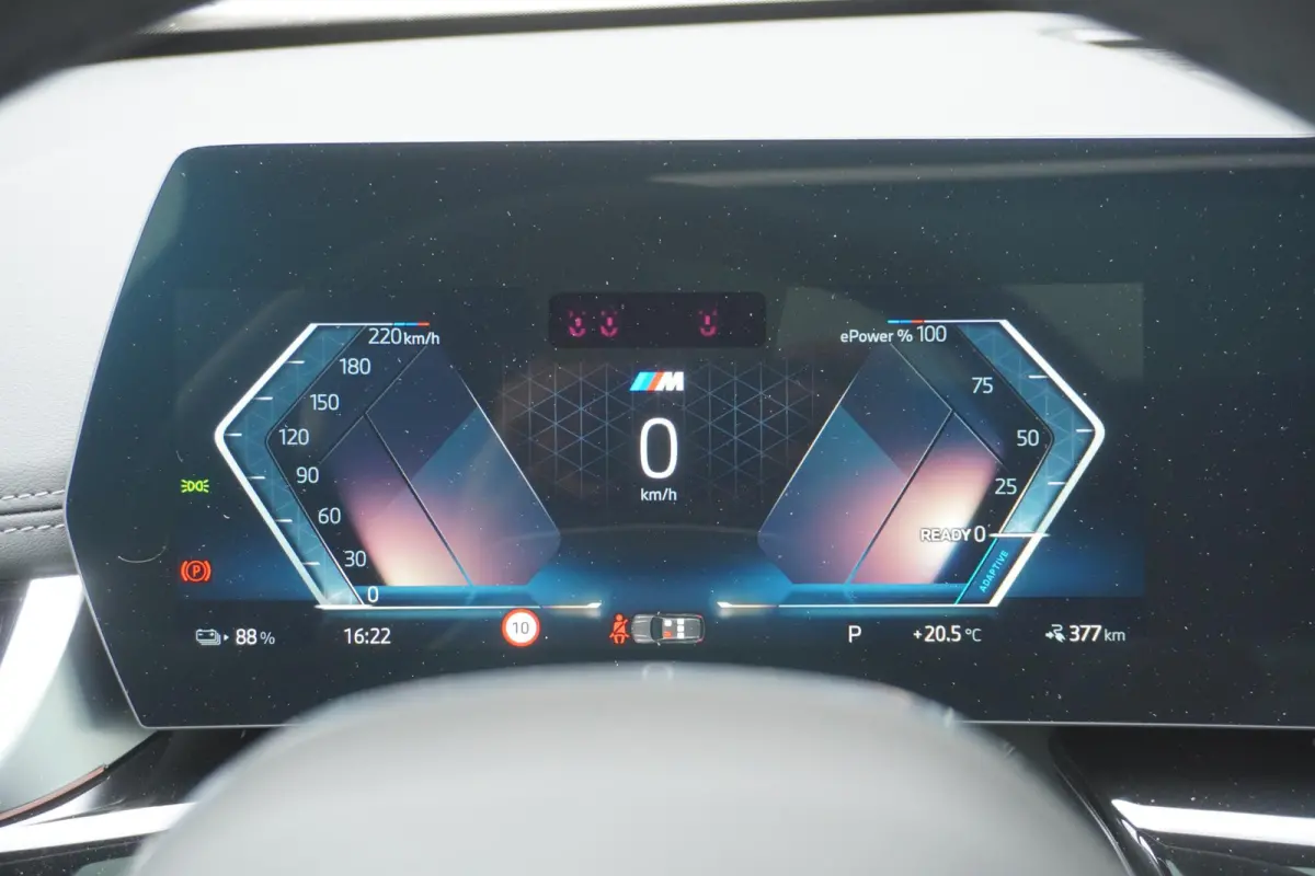 eDrive20 M Sportpakket | Premium Pack | Trekhaak met elektrisch wegklapbare kogel | Glazen panoramadak | Harman-Kardon sound system | Comfort Access |