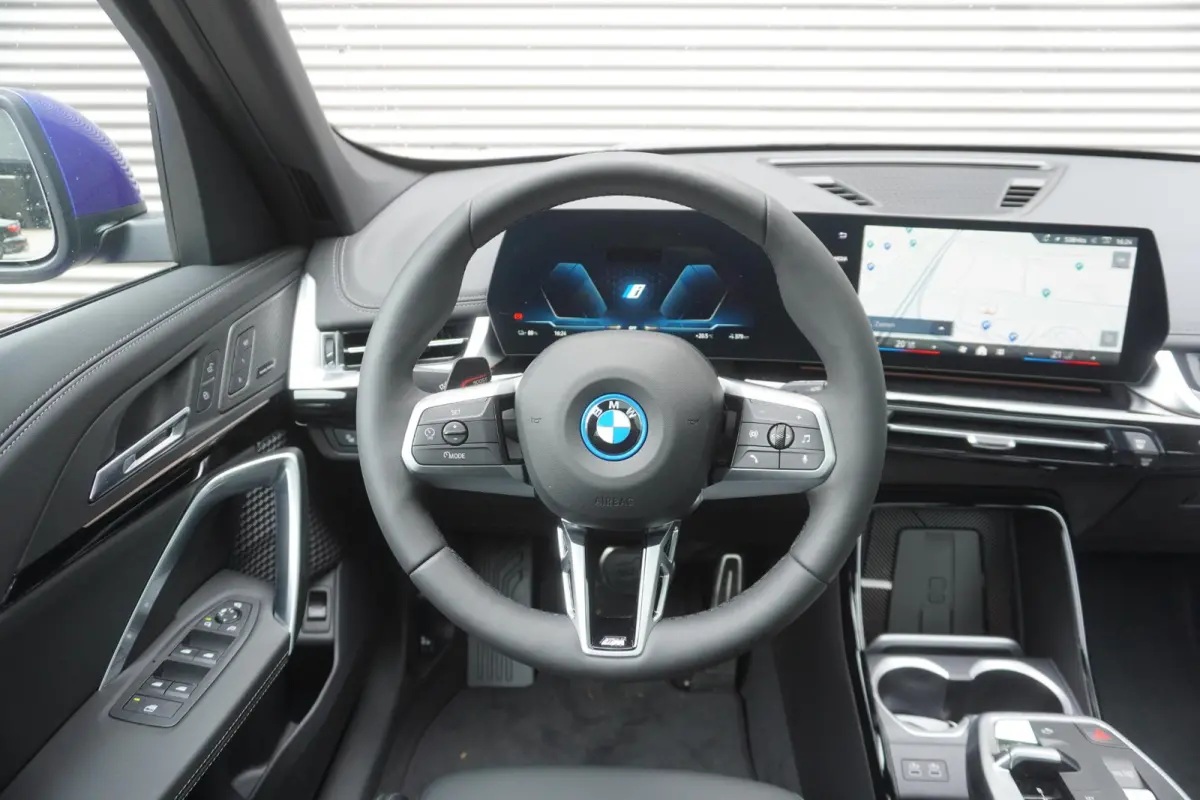 eDrive20 M Sportpakket | Premium Pack | Trekhaak met elektrisch wegklapbare kogel | Glazen panoramadak | Harman-Kardon sound system | Comfort Access |