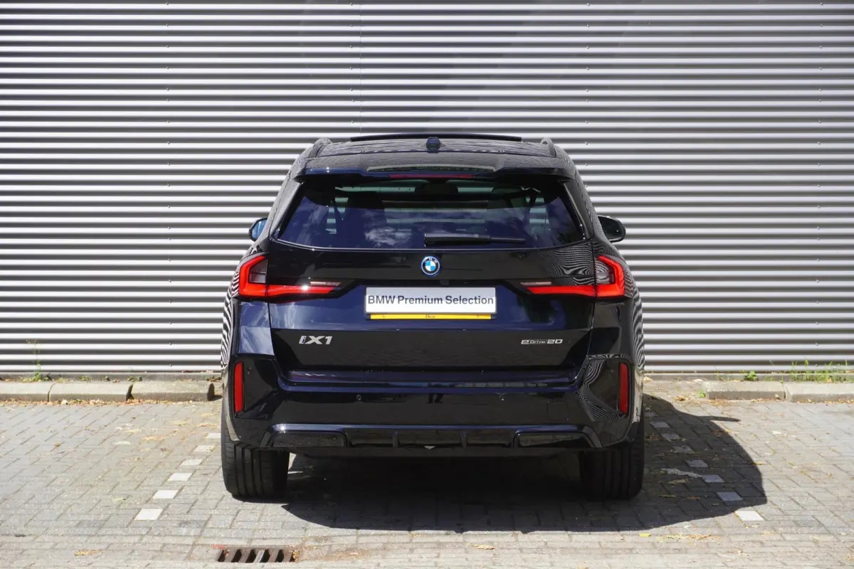 eDrive20 M Sportpakket | Premium Pack | Trekhaak met elektrisch wegklapbare kogel | Glazen panoramadak | Harman-Kardon sound system | Comfort Access |