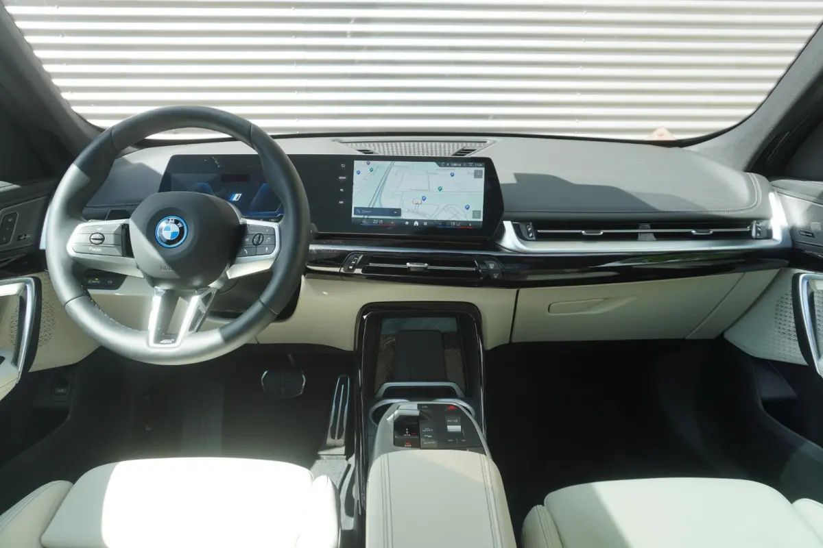eDrive20 M Sportpakket | Premium Pack | Trekhaak met elektrisch wegklapbare kogel | Glazen panoramadak | Harman-Kardon sound system | Comfort Access |