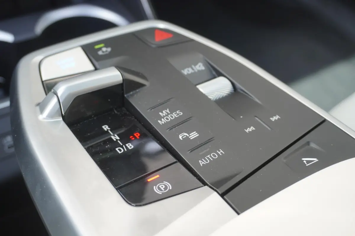 eDrive20 M Sportpakket | Premium Pack | Trekhaak met elektrisch wegklapbare kogel | Glazen panoramadak | Harman-Kardon sound system | Comfort Access |