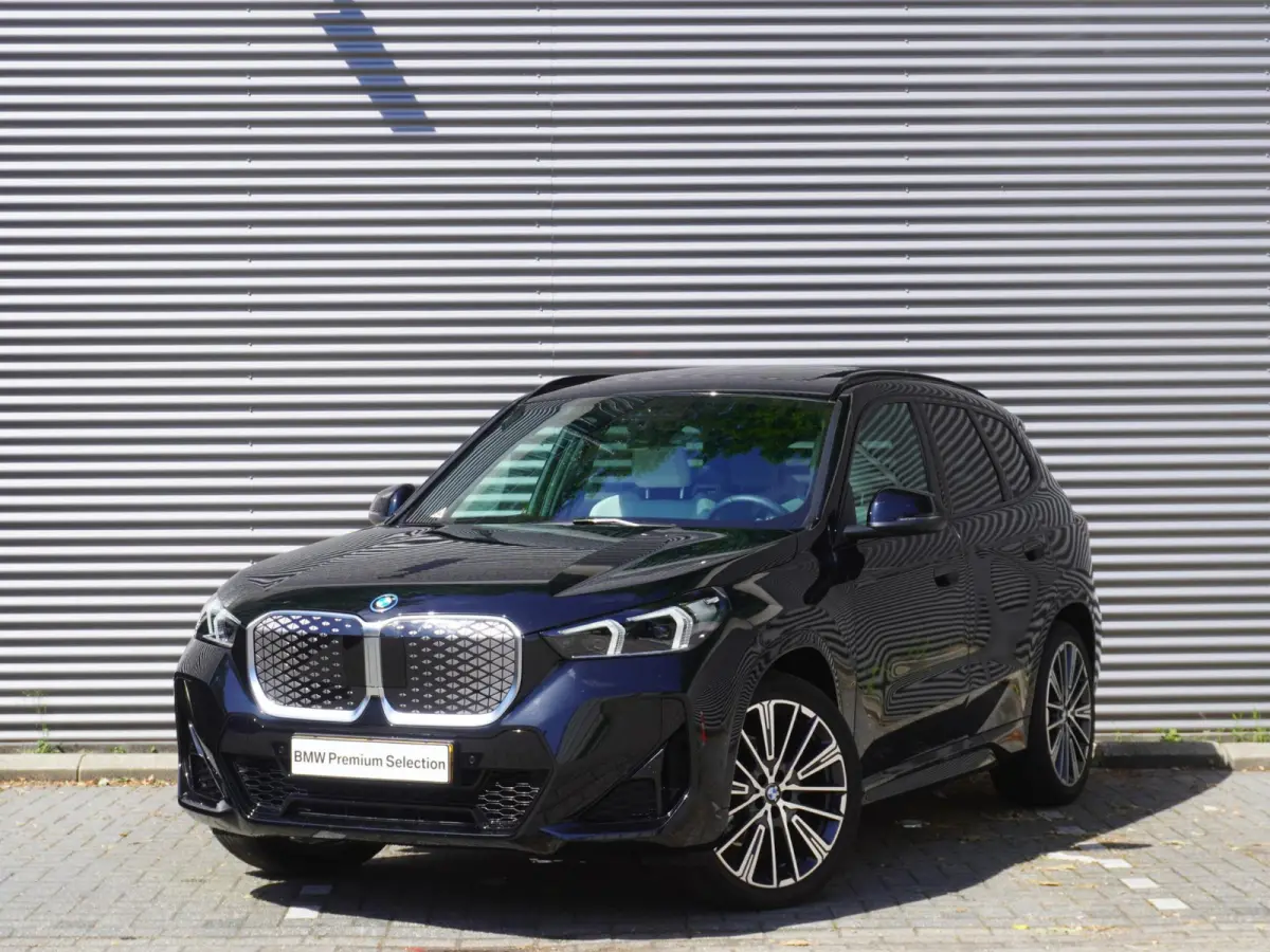 eDrive20 M Sportpakket | Premium Pack | Trekhaak met elektrisch wegklapbare kogel | Glazen panoramadak | Harman-Kardon sound system | Comfort Access |