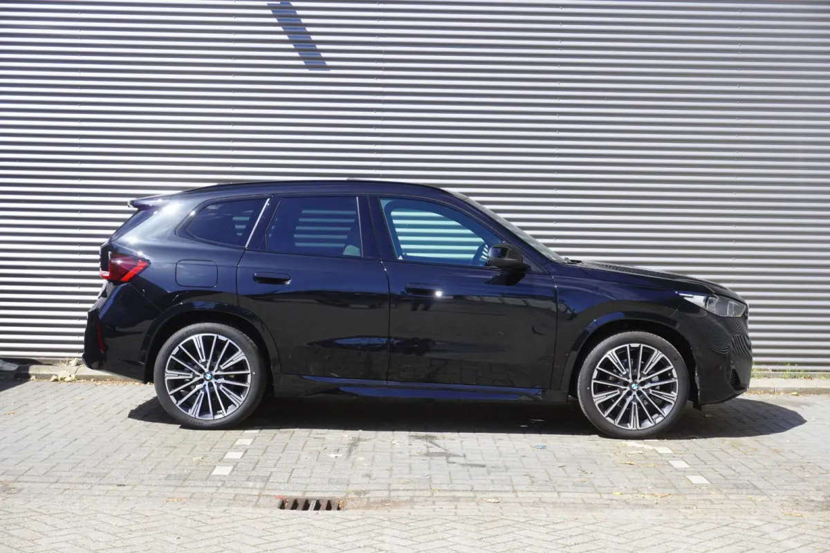 eDrive20 M Sportpakket | Premium Pack | Trekhaak met elektrisch wegklapbare kogel | Glazen panoramadak | Harman-Kardon sound system | Comfort Access |
