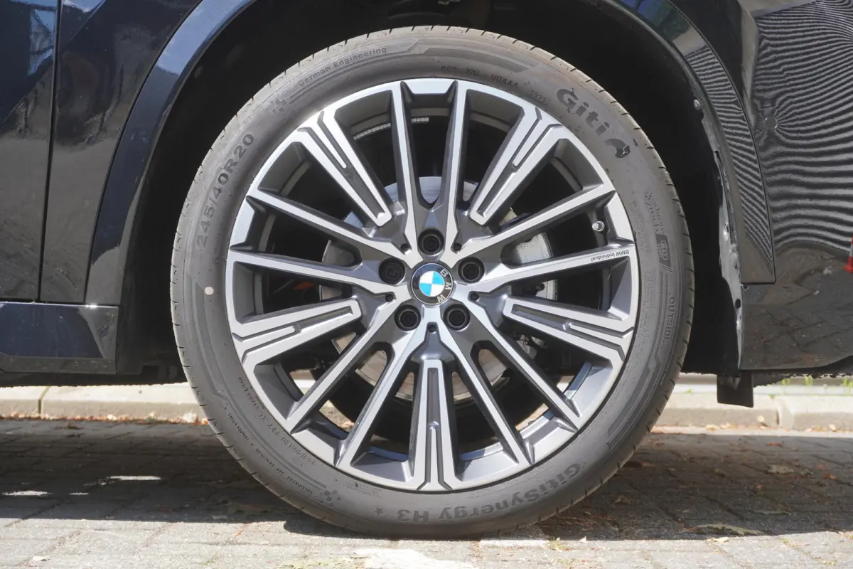 eDrive20 M Sportpakket | Premium Pack | Trekhaak met elektrisch wegklapbare kogel | Glazen panoramadak | Harman-Kardon sound system | Comfort Access |