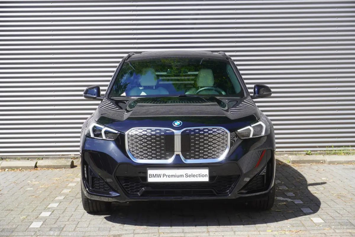 eDrive20 M Sportpakket | Premium Pack | Trekhaak met elektrisch wegklapbare kogel | Glazen panoramadak | Harman-Kardon sound system | Comfort Access |