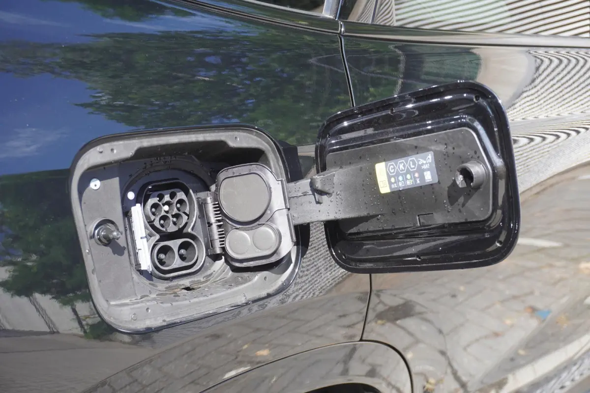 eDrive20 M Sportpakket | Premium Pack | Trekhaak met elektrisch wegklapbare kogel | Glazen panoramadak | Harman-Kardon sound system | Comfort Access |