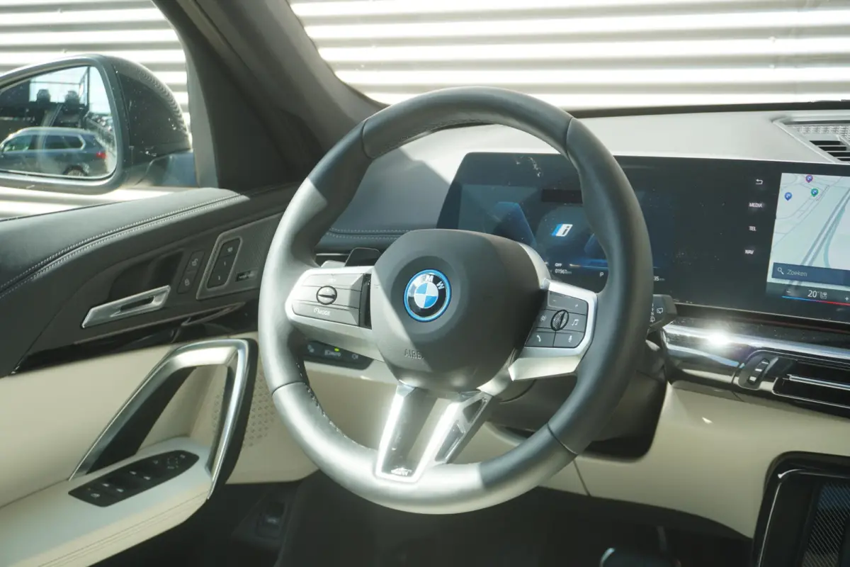 eDrive20 M Sportpakket | Premium Pack | Trekhaak met elektrisch wegklapbare kogel | Glazen panoramadak | Harman-Kardon sound system | Comfort Access |