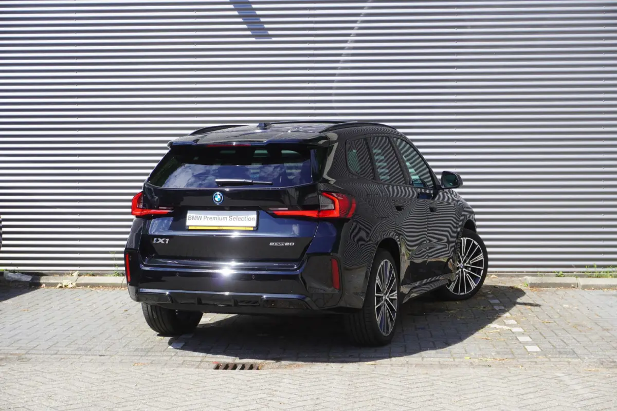 eDrive20 M Sportpakket | Premium Pack | Trekhaak met elektrisch wegklapbare kogel | Glazen panoramadak | Harman-Kardon sound system | Comfort Access |