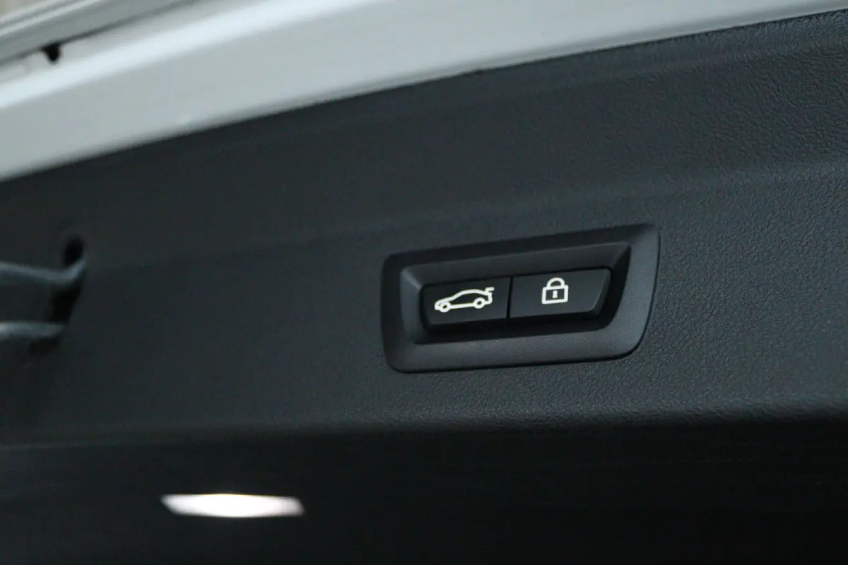 Executive 80 kWh M-Sport | SoH 99% | Adapt. Cruise | Schuifdak | Camera | Memory | Navi | Carplay | Elektr. klep