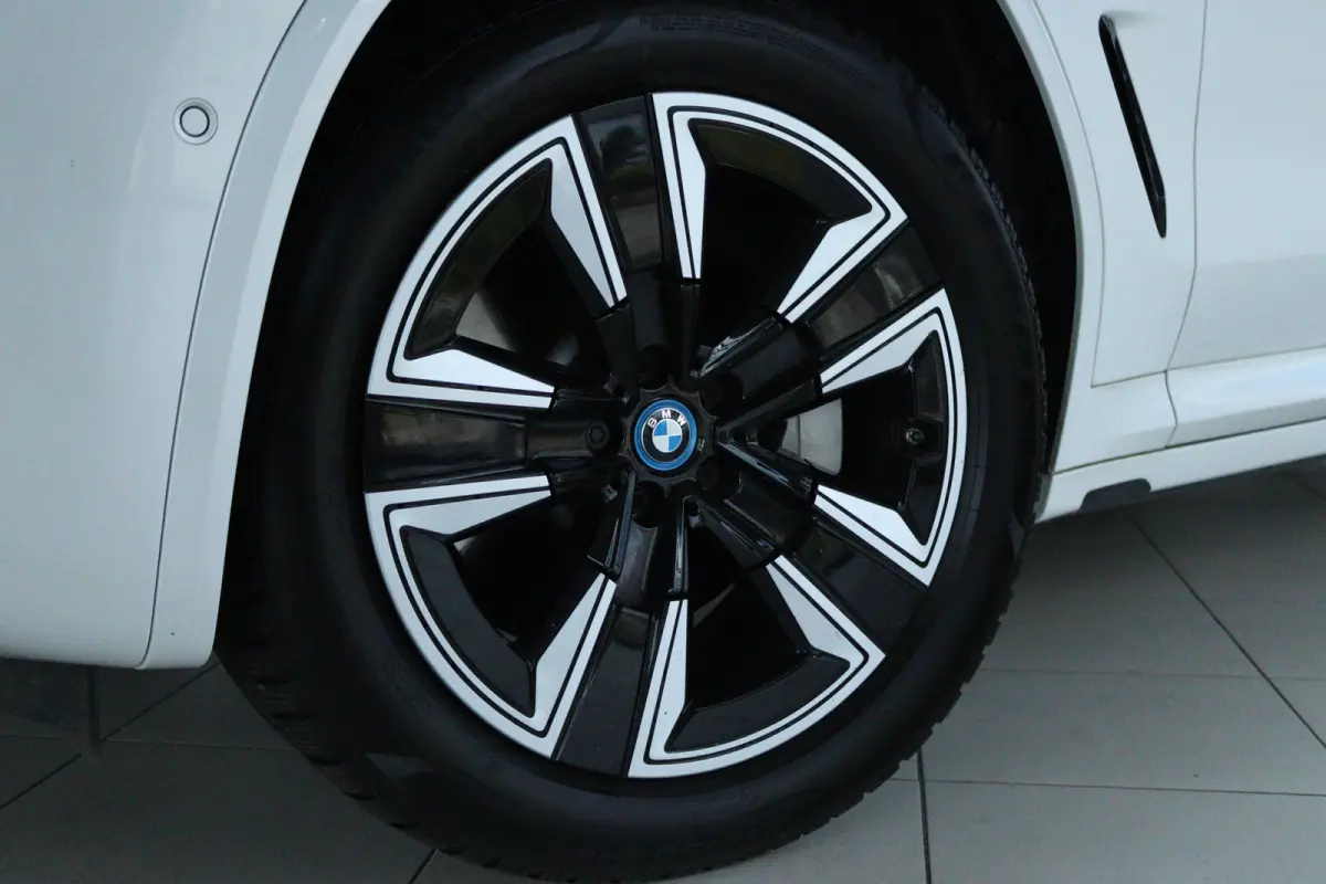 Executive 80 kWh M-Sport | SoH 99% | Adapt. Cruise | Schuifdak | Camera | Memory | Navi | Carplay | Elektr. klep