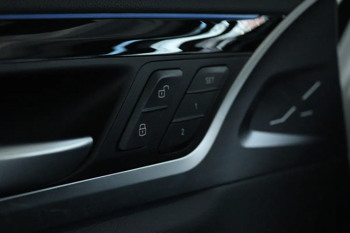 Executive 80 kWh M-Sport | SoH 99% | Adapt. Cruise | Schuifdak | Camera | Memory | Navi | Carplay | Elektr. klep
