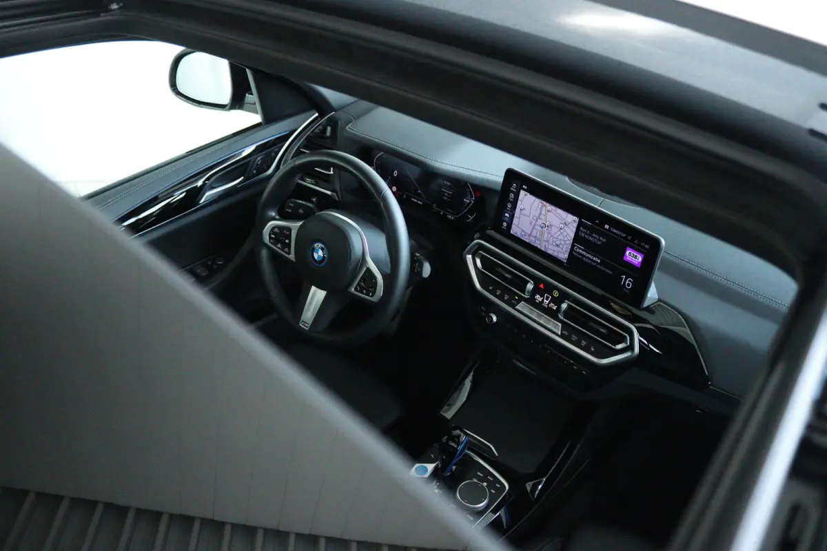 Executive 80 kWh M-Sport | SoH 99% | Adapt. Cruise | Schuifdak | Camera | Memory | Navi | Carplay | Elektr. klep