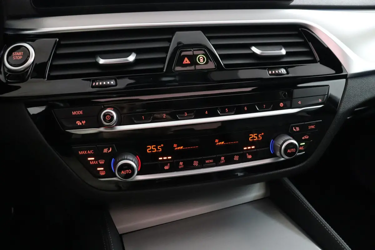 520e Business Edition Plus | SOH 91% | Panorama dak | Voorstoelen verwarmd | Driving Assistant Professional | Laserlight | Laserlight |