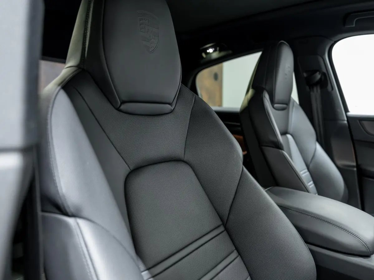 3.0 E-Hybrid Black Edition | SportDesign | Trekhaak | Achterasbest. | Sportuitlaat | HUD | Bijrijdersdisplay |