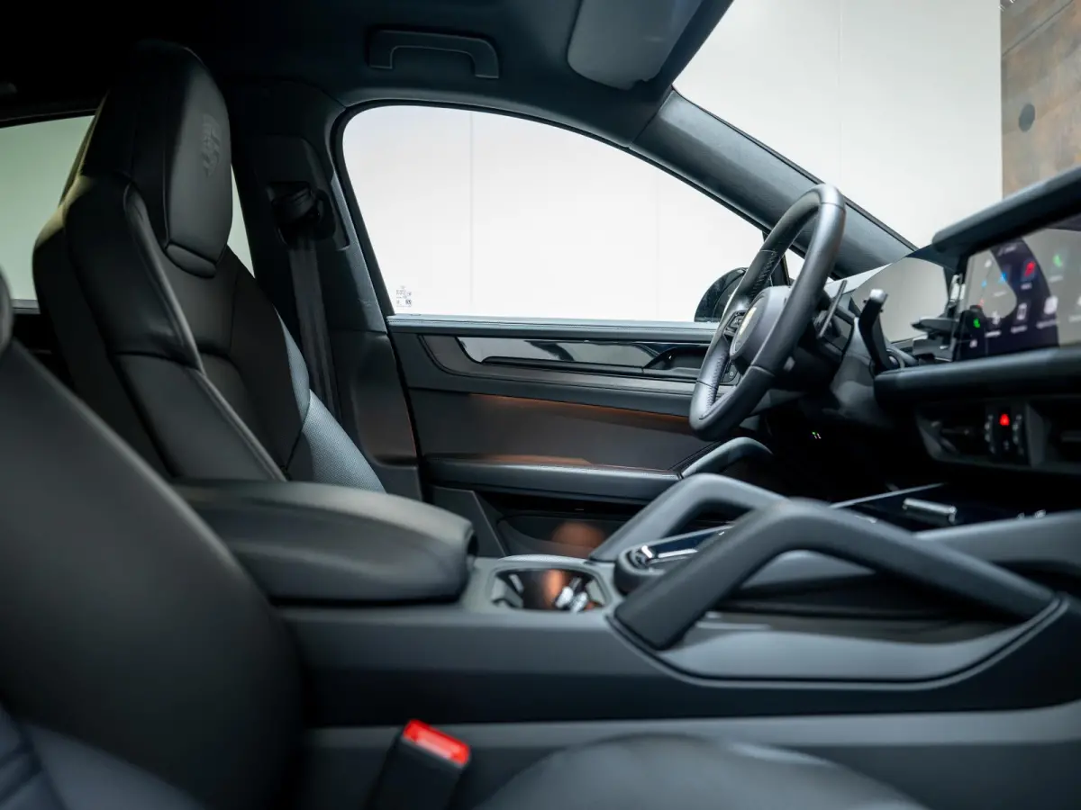 3.0 E-Hybrid Black Edition | SportDesign | Trekhaak | Achterasbest. | Sportuitlaat | HUD | Bijrijdersdisplay |