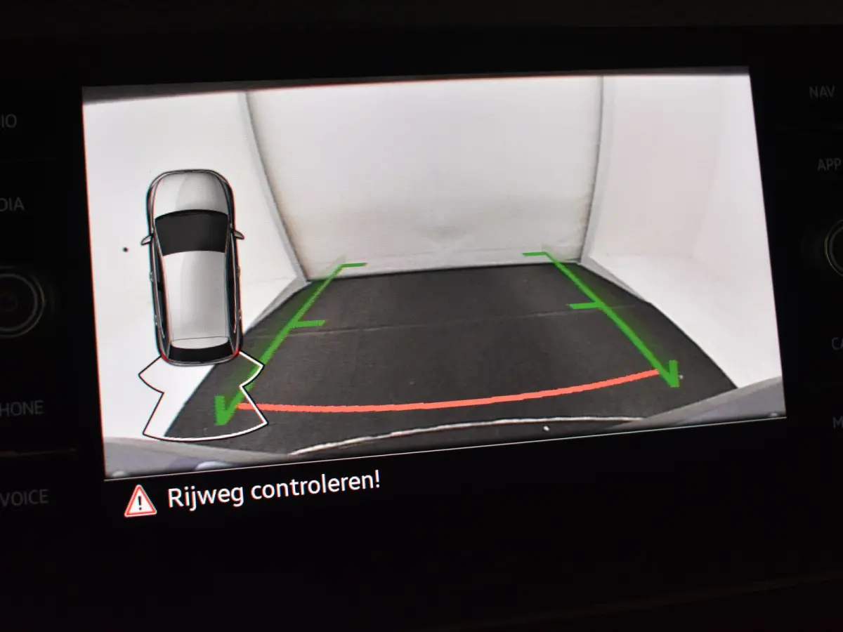 Life Edition | 'App-Connect' draadloze smartphone integratie | Airconditioning automatisch (Climatronic), 2-zone | Buitenspiegels elektrisch instel- verwarm- en inklapbaar