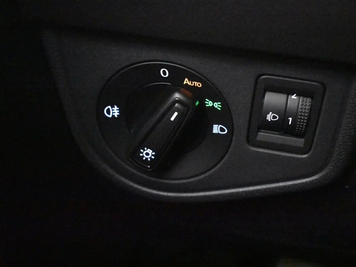 Life Edition | 'App-Connect' draadloze smartphone integratie | Airconditioning automatisch (Climatronic), 2-zone | Buitenspiegels elektrisch instel- verwarm- en inklapbaar