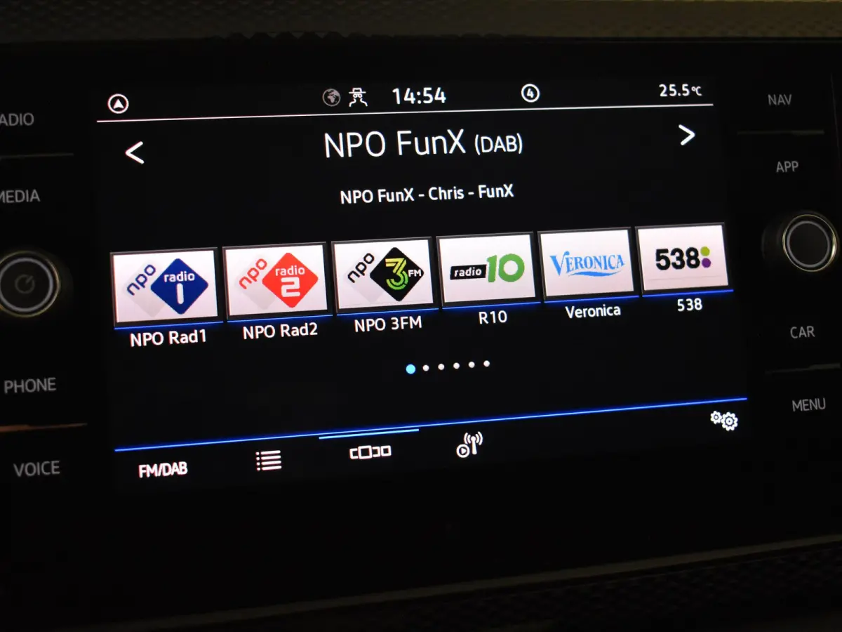 Life Edition | 'App-Connect' draadloze smartphone integratie | Airconditioning automatisch (Climatronic), 2-zone | Buitenspiegels elektrisch instel- verwarm- en inklapbaar