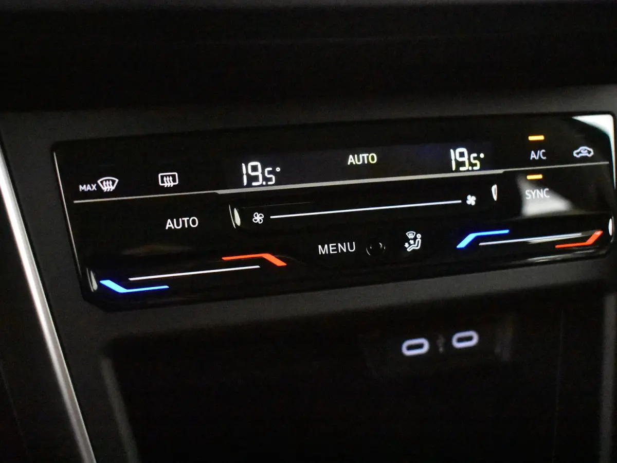 Life Edition | 'App-Connect' draadloze smartphone integratie | Airconditioning automatisch (Climatronic), 2-zone | Buitenspiegels elektrisch instel- verwarm- en inklapbaar