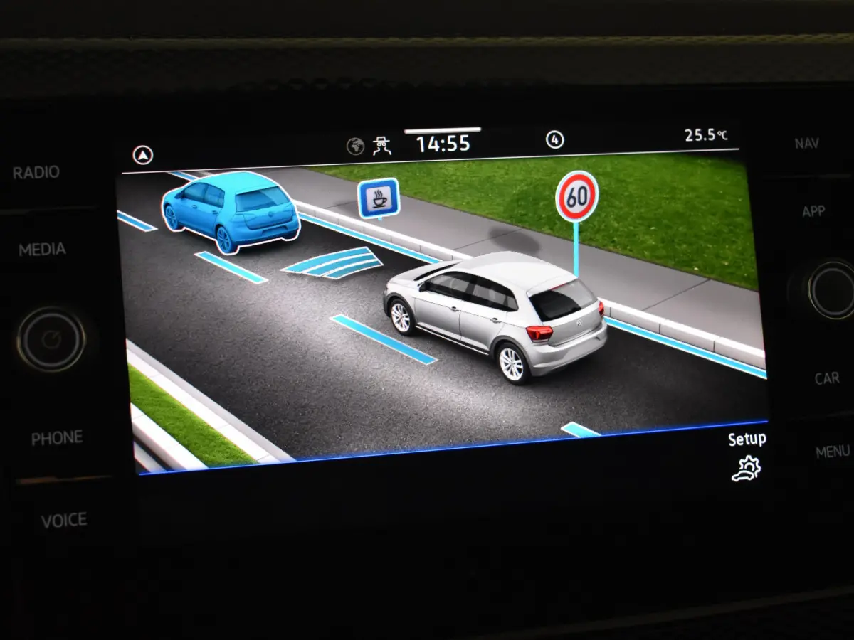 Life Edition | 'App-Connect' draadloze smartphone integratie | Airconditioning automatisch (Climatronic), 2-zone | Buitenspiegels elektrisch instel- verwarm- en inklapbaar