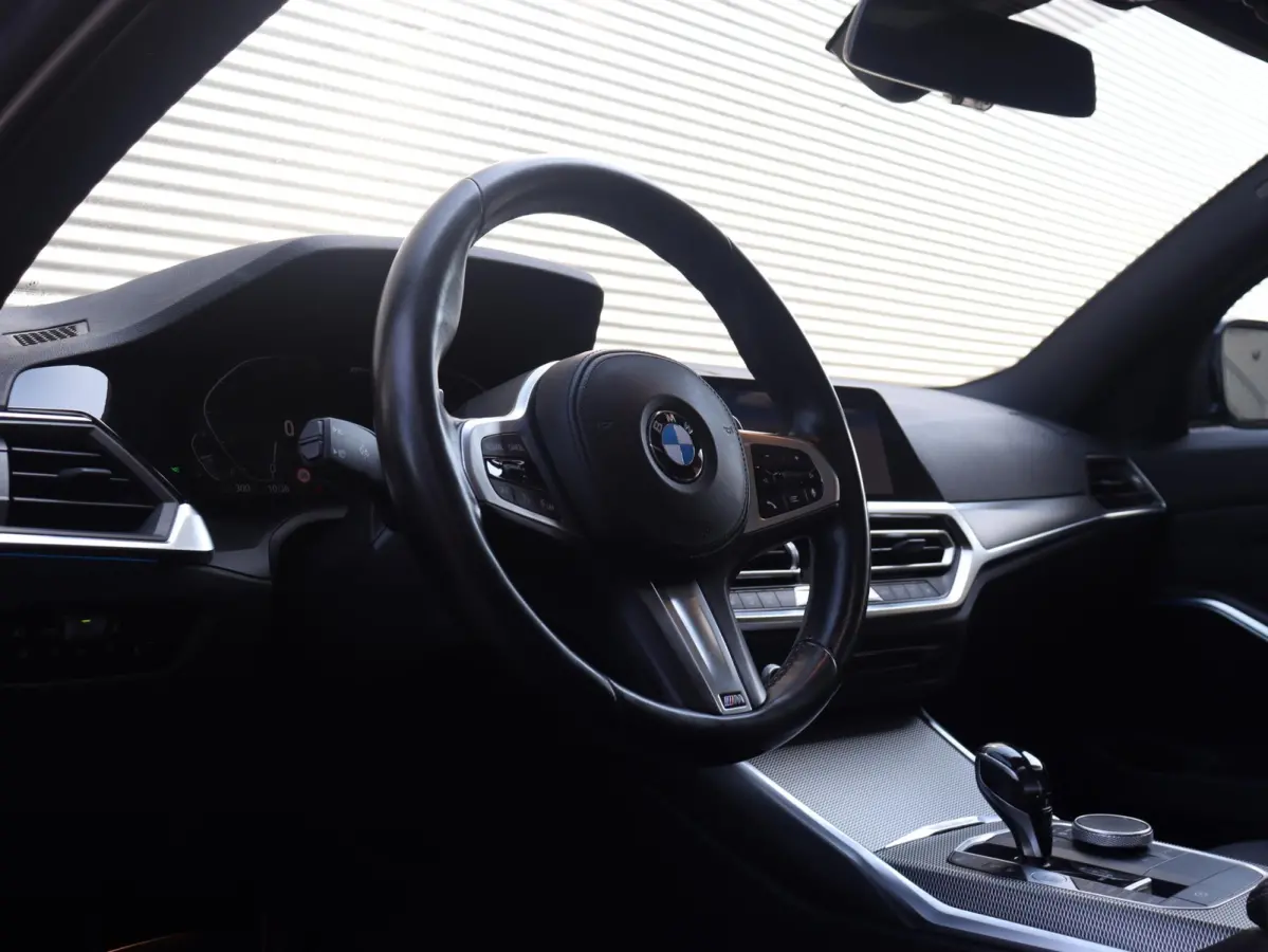 320e | High Executive | M Sportpakket | Panodak | Head-Up | Adaptief M Onderstel | Hi-Fi | Camera | M Sport Plus Pack | Verwarmbare Voorstoelen | SOH 100% | 19'' LMV