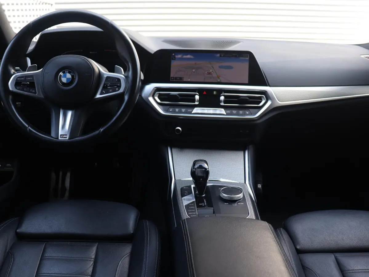 320e | High Executive | M Sportpakket | Panodak | Head-Up | Adaptief M Onderstel | Hi-Fi | Camera | M Sport Plus Pack | Verwarmbare Voorstoelen | SOH 100% | 19'' LMV