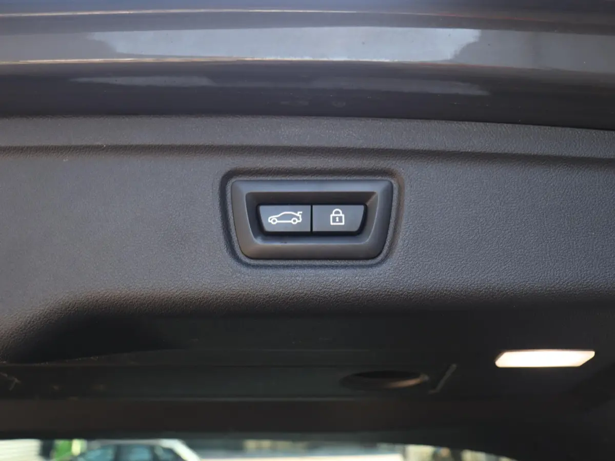 320e | High Executive | M Sportpakket | Panodak | Head-Up | Adaptief M Onderstel | Hi-Fi | Camera | M Sport Plus Pack | Verwarmbare Voorstoelen | SOH 100% | 19'' LMV