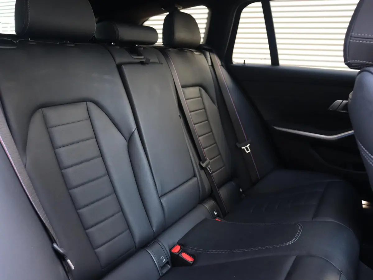 320e | High Executive | M Sportpakket | Panodak | Head-Up | Adaptief M Onderstel | Hi-Fi | Camera | M Sport Plus Pack | Verwarmbare Voorstoelen | SOH 100% | 19'' LMV
