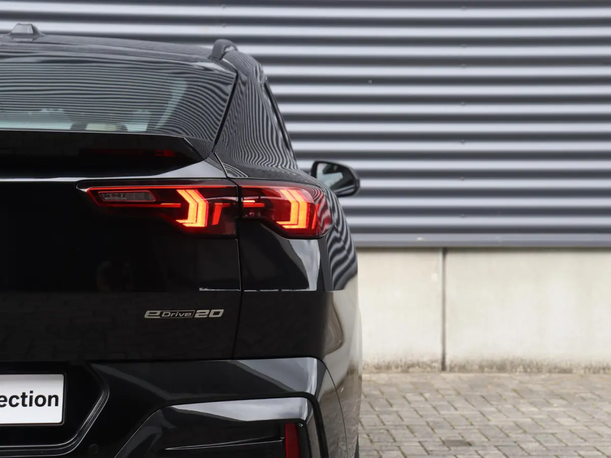 eDrive20 | M Sportpakket | Innovation Pack | Head-Up | Elektr. Stoelen | Parking Assistant Plus | Harman Kardon | Driving Assistant Plus | Stuurwiel Verwarmd | SOH 100% | 20'' LMV