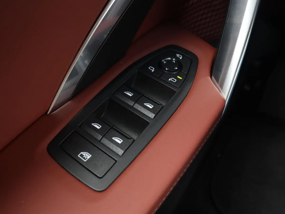eDrive20 | M Sportpakket | Innovation Pack | Head-Up | Elektr. Stoelen | Parking Assistant Plus | Harman Kardon | Driving Assistant Plus | Stuurwiel Verwarmd | SOH 100% | 20'' LMV