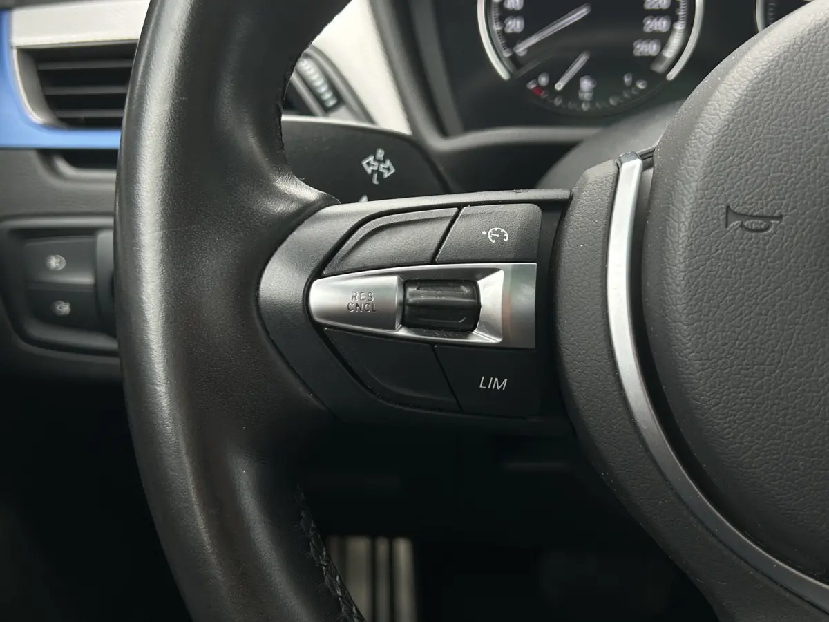 sDrive18i M-Sport | Pano | HUD | Trekhaak | Cruise Control | Achteruitrijcamera | Elektrisch bedienbare achterklep | Elektrisch bedienbare achterklep met sensorsturing