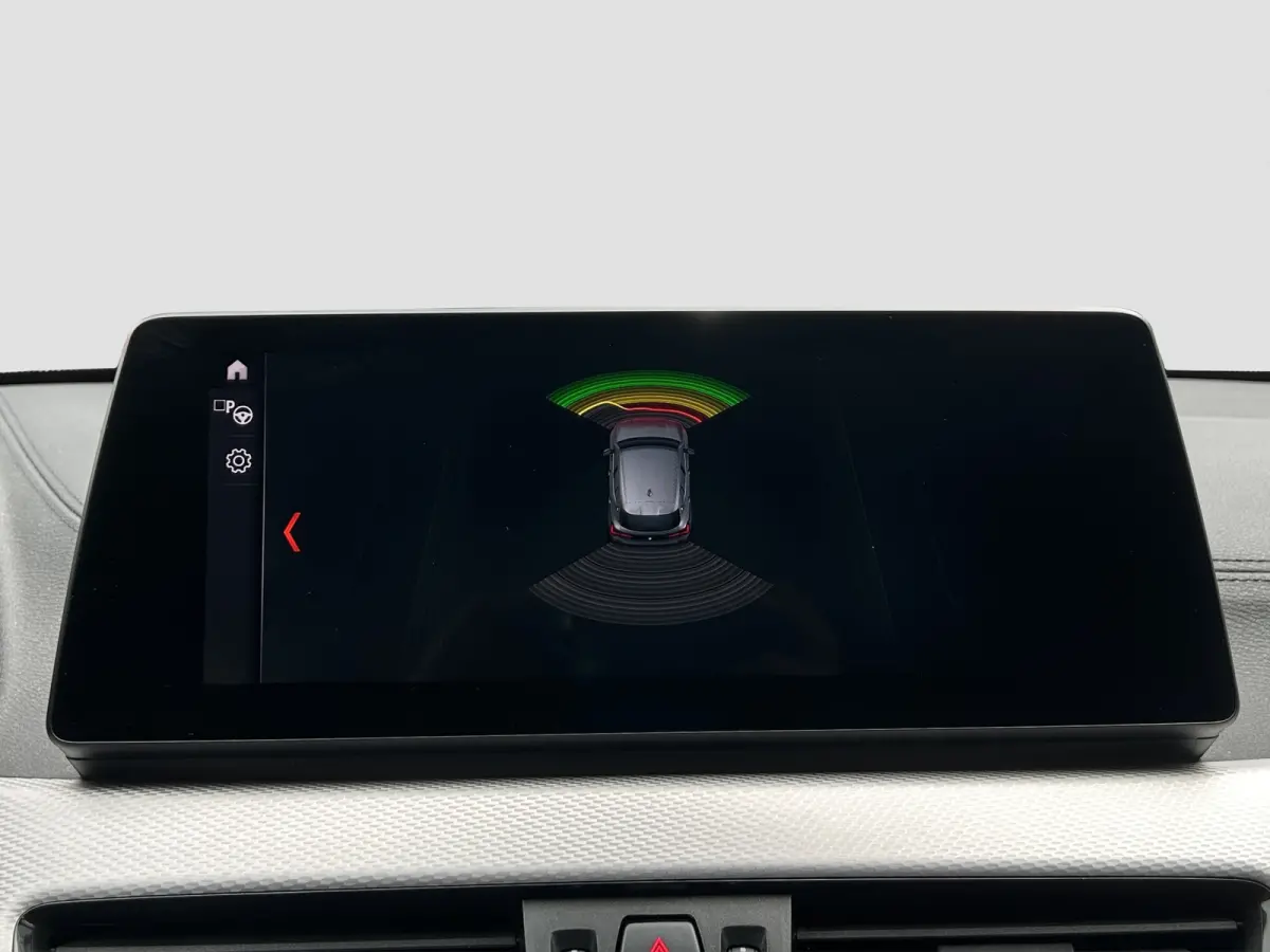 sDrive18i M-Sport | Pano | HUD | Trekhaak | Cruise Control | Achteruitrijcamera | Elektrisch bedienbare achterklep | Elektrisch bedienbare achterklep met sensorsturing