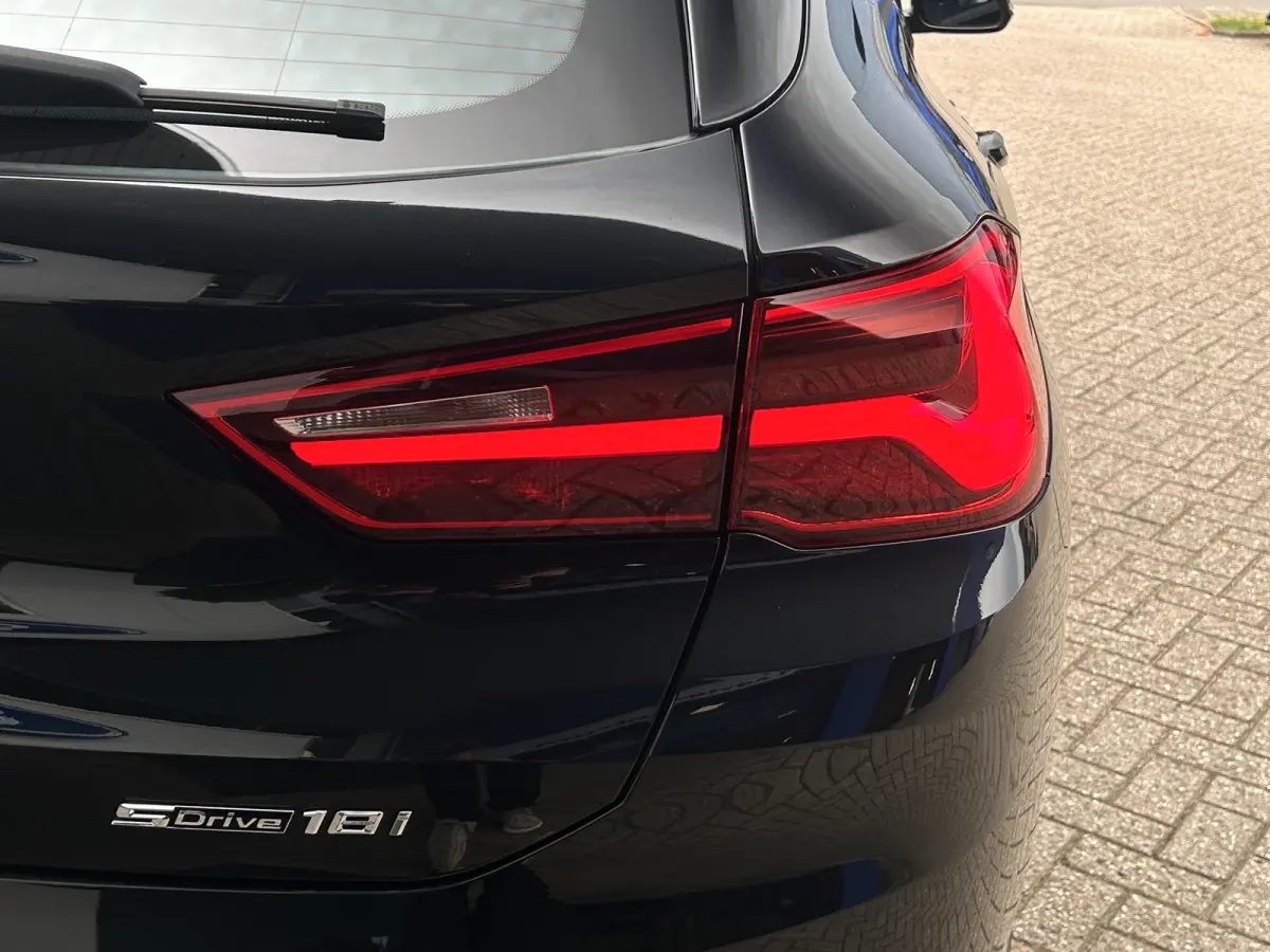 sDrive18i M-Sport | Pano | HUD | Trekhaak | Cruise Control | Achteruitrijcamera | Elektrisch bedienbare achterklep | Elektrisch bedienbare achterklep met sensorsturing