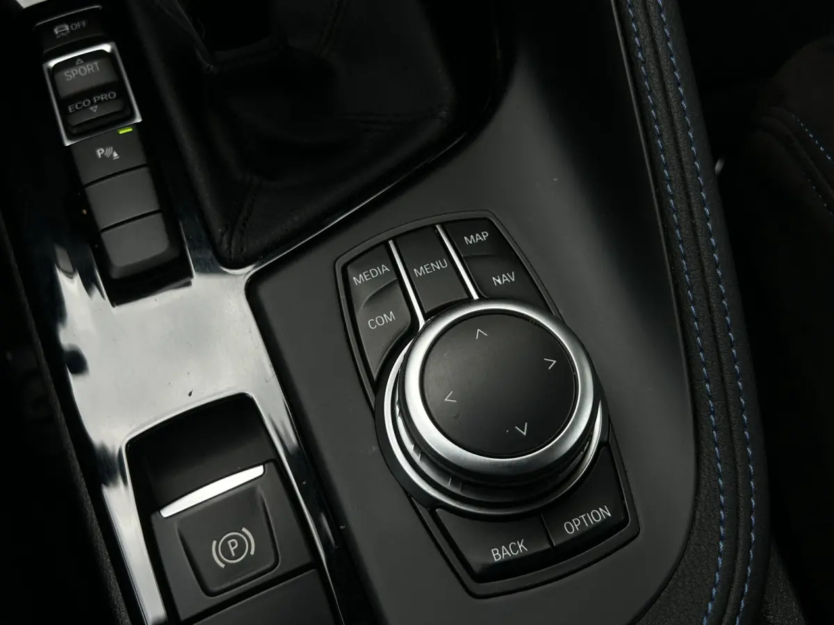 sDrive18i M-Sport | Pano | HUD | Trekhaak | Cruise Control | Achteruitrijcamera | Elektrisch bedienbare achterklep | Elektrisch bedienbare achterklep met sensorsturing