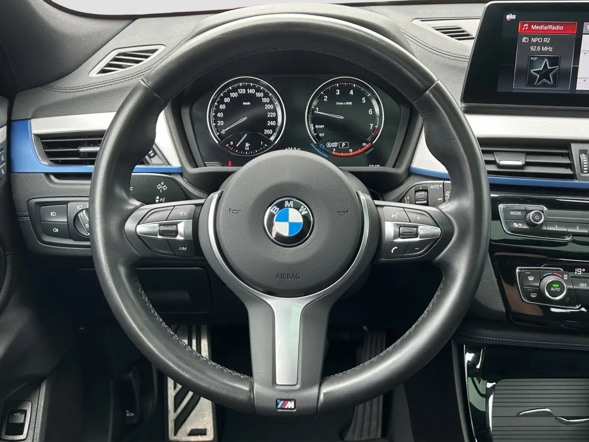 sDrive18i M-Sport | Pano | HUD | Trekhaak | Cruise Control | Achteruitrijcamera | Elektrisch bedienbare achterklep | Elektrisch bedienbare achterklep met sensorsturing